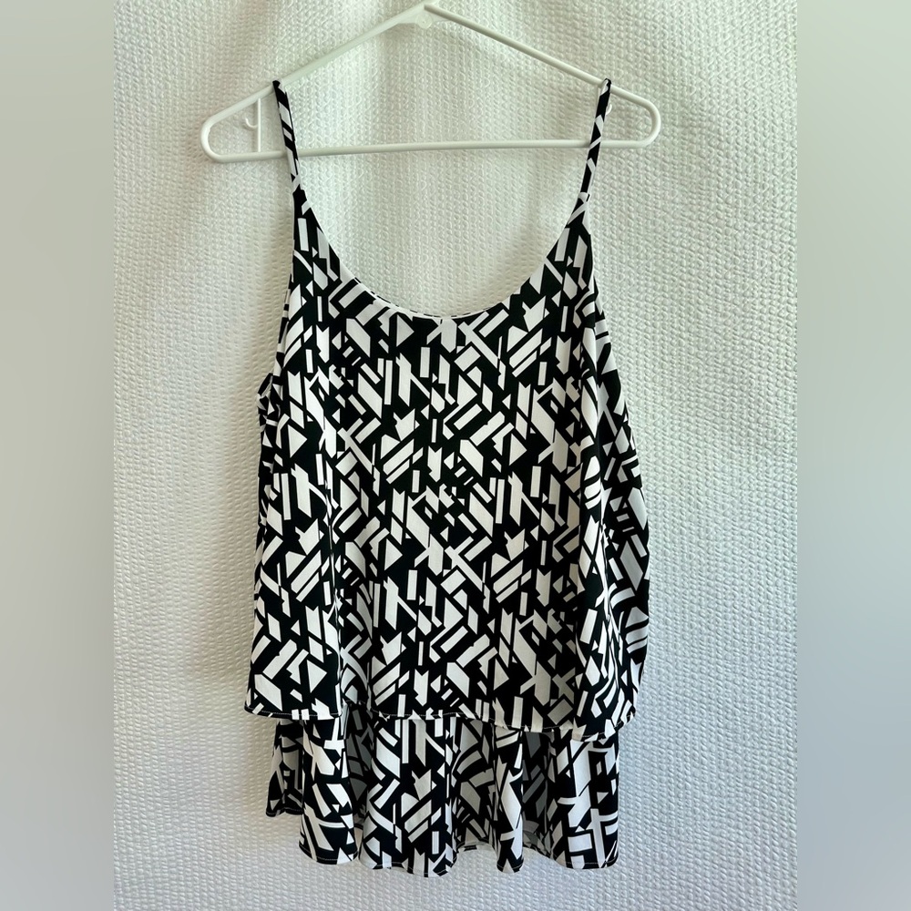 White House Black Market White Black Abstract Print Camisole Top Size: Large